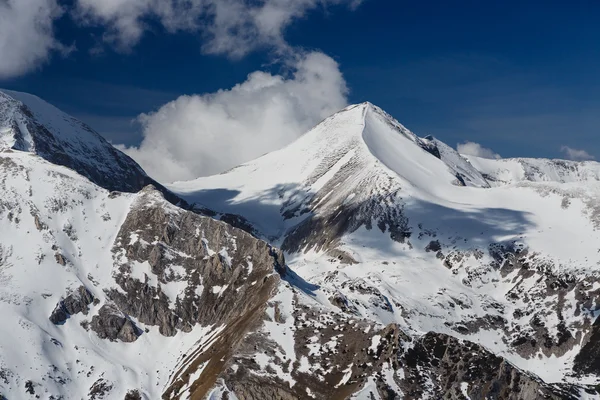 Pirin karla kaplı dağlar