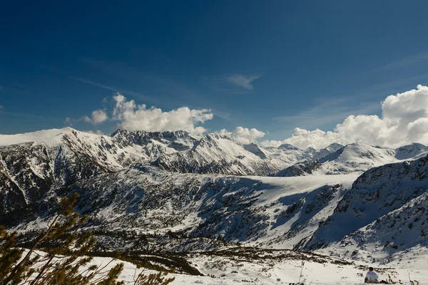 Montanhas cobertas de neve em Pirin — Fotografia de Stock