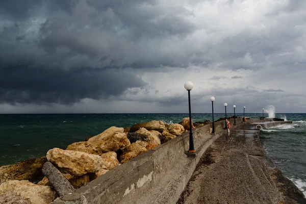 Zee pier en storm wolken — Stockfoto