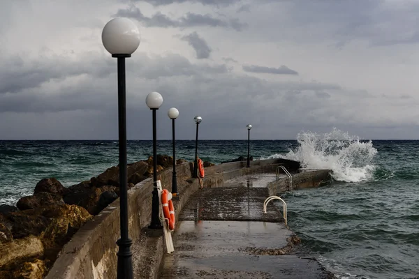 Zee pier en storm wolken — Stockfoto