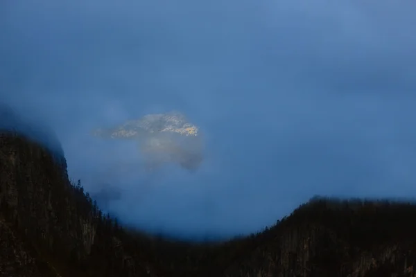 梁初升的太阳照亮的山峰 — 图库照片