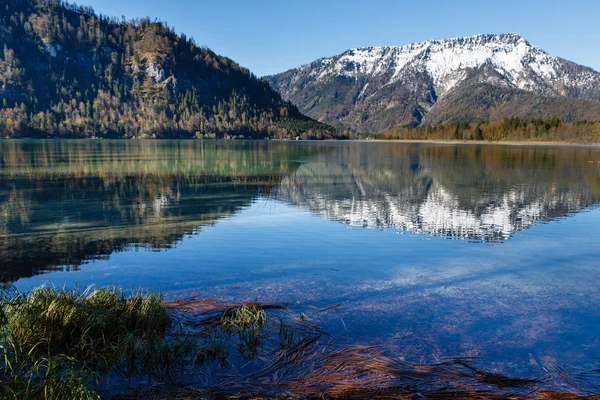 Paisagem com o lago de montanha — Fotografia de Stock
