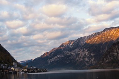 Göl ve şehrin Hallstatt görünümü 