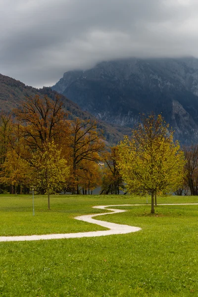 Pfad schlängelt sich durch Park — Stockfoto