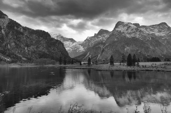 Foto em preto e branco do lago Alpino — Fotografia de Stock