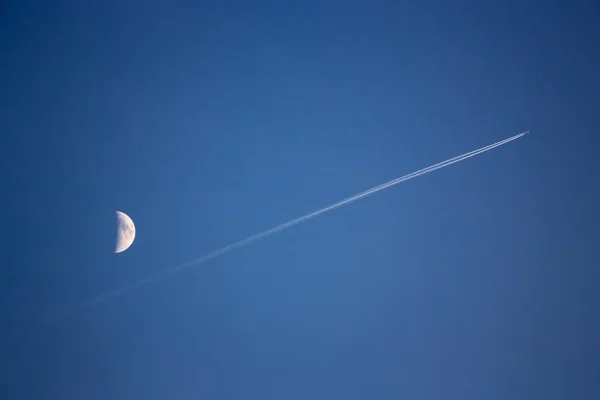 Uçuş ay tarafından