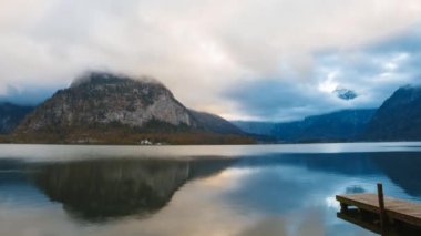 Göl üzerinde hareket bulutlar
