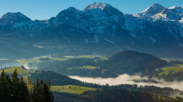 Nevoeiro matutino nos Alpes Austríacos — Vídeo de Stock