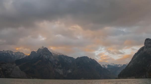 Wolken ziehen über den See — Stockvideo