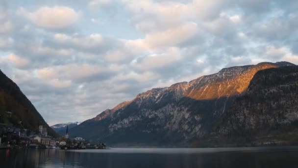 Puesta de sol sobre la ciudad y el lago Hallstatt — Vídeos de Stock