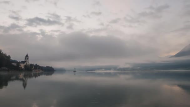 Wolken en mist bewegen over het meer — Stockvideo