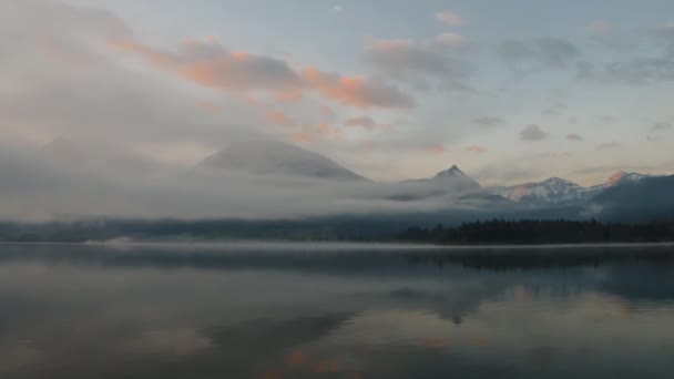 Облака и туман движутся над озером — стоковое видео