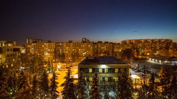 Crepúsculo en el suburbio de la ciudad — Vídeo de stock