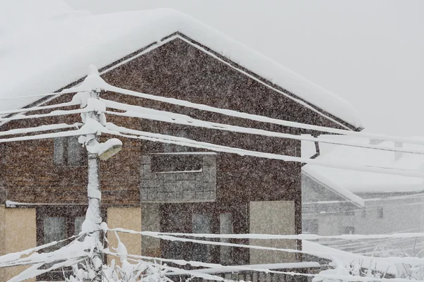 Сильный снегопад в маленьком городе — стоковое фото