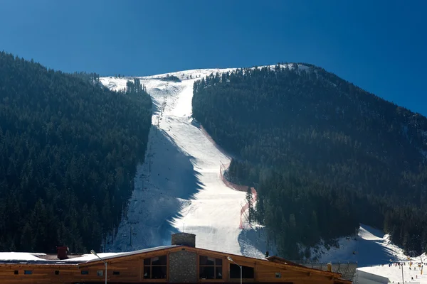 Uitzicht op de skipiste en stoeltjesliften — Stockfoto