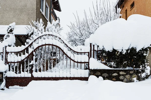 Pequeña ciudad cubierta de nieve —  Fotos de Stock