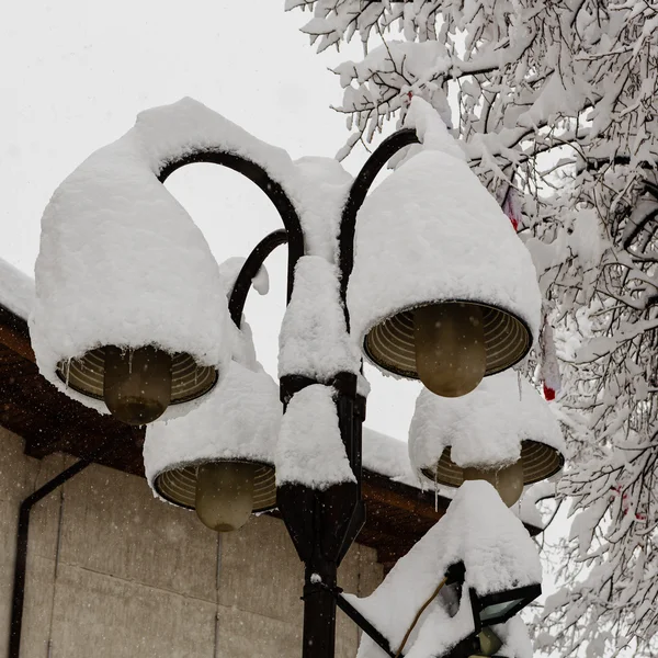 Farolas cubiertas con una gruesa capa de nieve —  Fotos de Stock