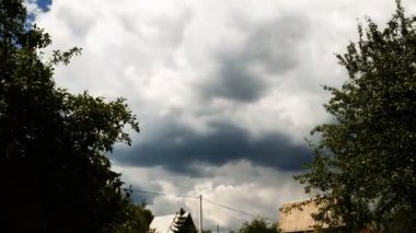 Köyün Üzerinde Dolaşan Cirrus Bulutları