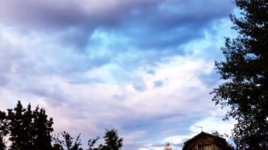 Köyün Üzerinde Dolaşan Cirrus Bulutları