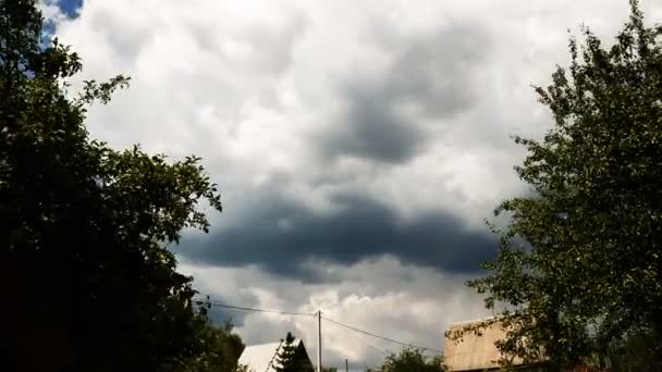 Nubes Cirrus moviéndose sobre la aldea — Vídeo de stock