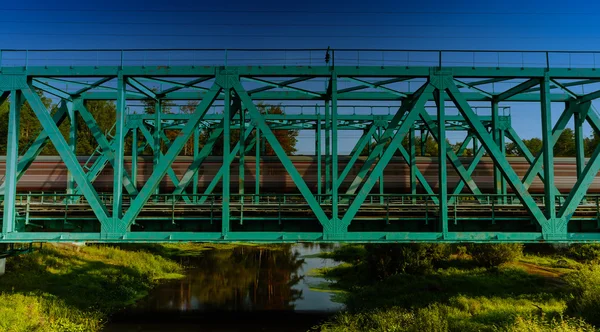 Zug fährt auf Eisenbahnbrücke — Stockfoto