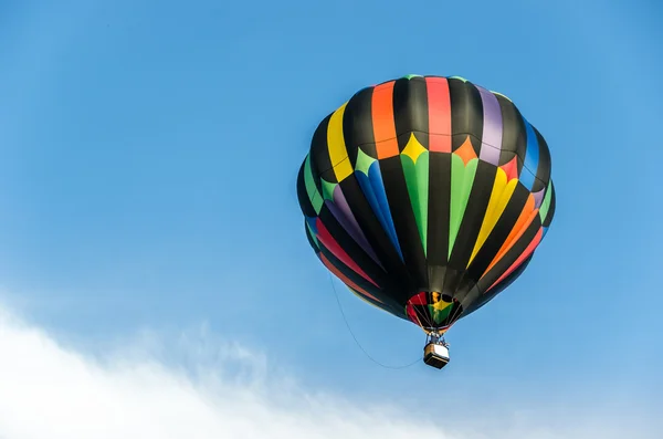 Bulutların üzerinde yükselen bir güzel sıcak hava balonu — Stok fotoğraf