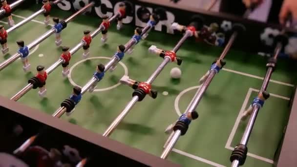 Φίλοι Διασκεδάζουν Μαζί Παίζοντας Ποδοσφαιράκι Συνάδελφοι Παίζουν Επιτραπέζιο Ποδόσφαιρο Στο — Αρχείο Βίντεο