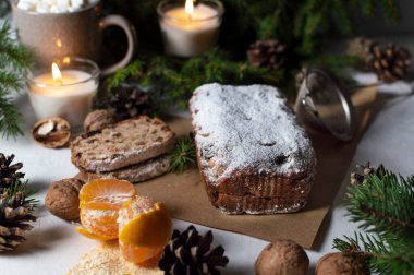 Stollen, geleneksel Alman ekmeği Noel zamanı yenir. Kurutulmuş böğürtlen, fındık ve pudra şekerli ev yapımı tatlı. Yatay