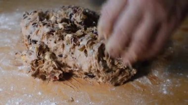 Aşçı meyveli turta için hamur yoğuruyor. Lezzetli bir ikram ya da tatlı yapma süreci. Akrabalara özen göstererek ev yemeği. Stok görüntüleri. Yakın plan.