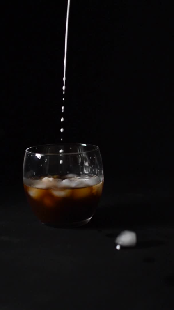 Pomalý Pohyb Nalévání Mléka Sklenice Studenou Vařící Ledovou Kávou Přes — Stock video