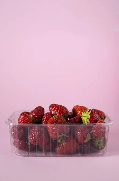 Frische Erdbeeren Plastikbehälter Auf Rosa Hintergrund Konzept Des Recyclings Von — Stockfoto