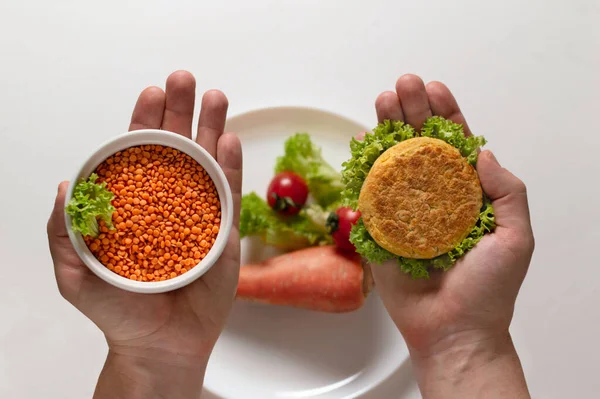 人間の手は新鮮な植物ベースの非肉バーガー とレンズ豆と白鉢を保持します 健康的でベジタリアン料理のコンセプト 植物性食品の概念 — ストック写真