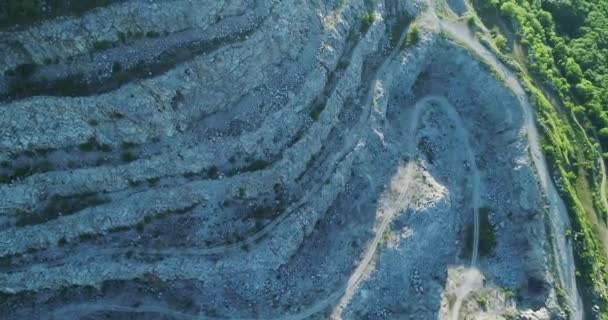 Drone Vole Vue Aérienne Autour Pic Rocheux Près Une Montagne — Video