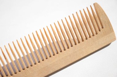 Beyaz arka planda ince bir ahşap tarak