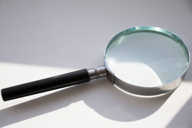 Büyüteç, büyüteç, beyaz arka planda siyah saplı.