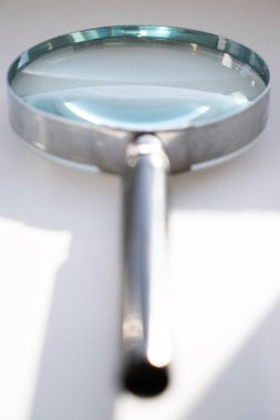 Büyüteç, büyüteç, beyaz arka planda siyah saplı.