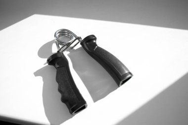 Beyaz arka planda el egzersizi için direnç bandı