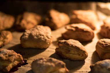 Süzme peynirli ve şekerli kurabiyeler fırının içinde pişiyor.