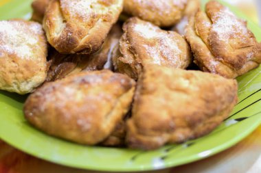 Şekerli bisküvi, pişmiş, masada bir tabakta yatıyor.