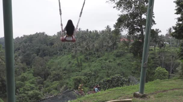 バリ島ウブド市インドネシア12 2020 観光客のグループは テガラング棚田を通過し ヤシの木に取り付けられたスイングに乗って奈落の底を越えて — ストック動画