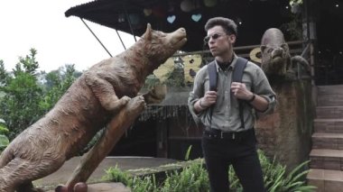 Bali Adası, Endonezya Bölgesi 03.15.2020. Bir adam, Bali adasından Luwak 'ın heykeli şeklinde bir heykeli izler.