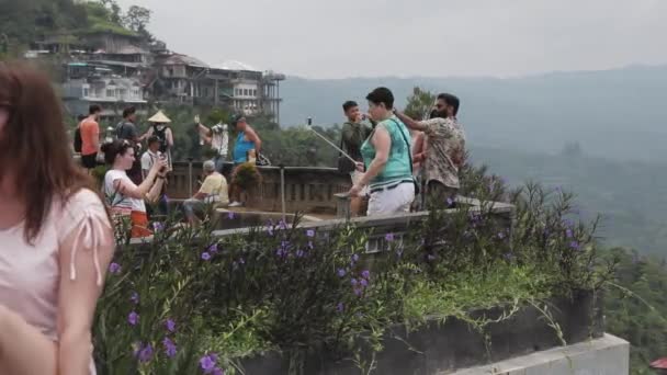 Ubud City Bali Island País Indonésia 2020 Turistas Tirar Selfies — Vídeo de Stock