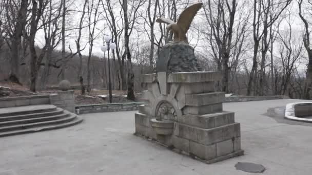 Stavropol Territory, staden Zheleznovodsk, Ryssland, 01.18.2020 I semesterorten park i staden finns en skulptur av en örn med vingar utspridda på sidorna — Stockvideo