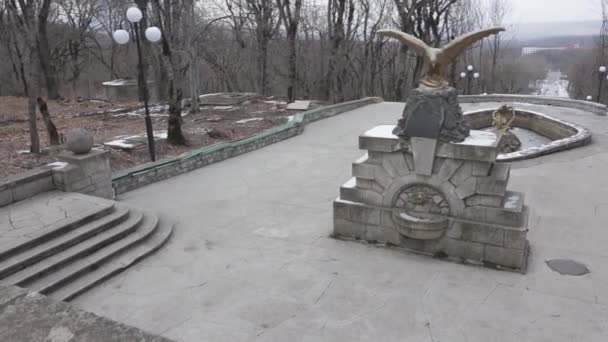 La località turistica di Zheleznovodsk, una scultura di un'aquila allargò le ali, così come una fontana drenata con una scultura di Sansone — Video Stock