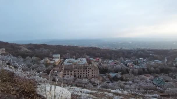 Vista de la ciudad de Pyatigorsk desde la montaña con el nombre de "Mashuk" en la temporada de invierno al atardecer — Vídeo de stock