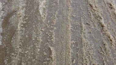 Karla kaplı yolda yürürken ayağının altındaki donmuş karın çıtırtısını duyabilirsin.