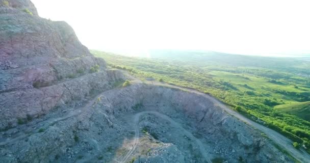 Drone vlucht over een canyon, waar toeristen lopen langs een smalle rots op een zonnige zomerdag bij zonsondergang — Stockvideo