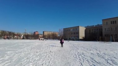 Moskova, Rusya 01.15.2021 Gençler güneşli bir kış gününde okula giderler