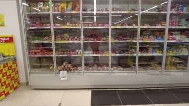 Moskova, Rusya 01.15.2021 Perakende süpermarkette gıda rafları