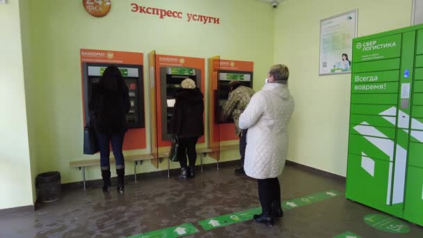 Moskou, Rusland 01.15.2021 een groep mensen wacht op hun beurt om een geldautomaat te gebruiken in een van de Russische banken — Stockvideo